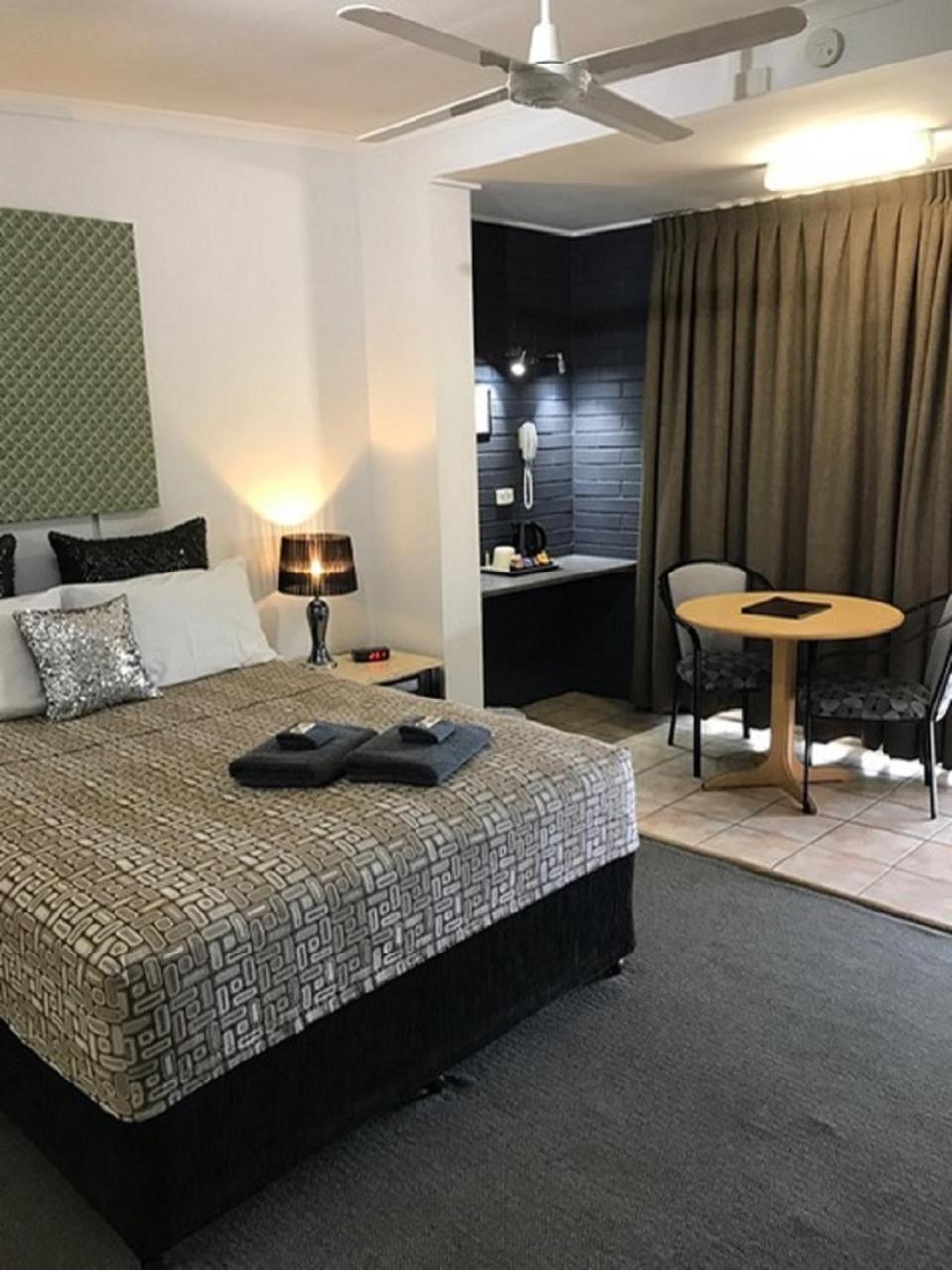 Central Motel Gin Gin Экстерьер фото
